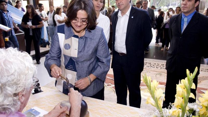 La Gobernadora cinceló el cáliz para el Papa