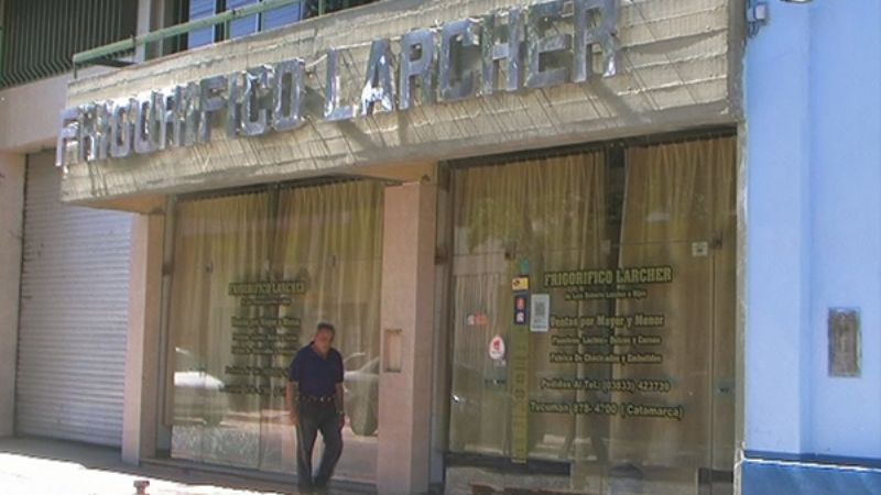 Secuestran carne, lácteos, pan y clasuran un comercio