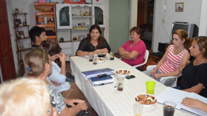 Natalia Soria con vecinos de Las Tejas y Santa Bárbara