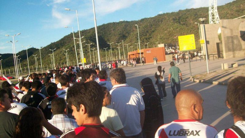 Multitud millonaria espera por su entrada