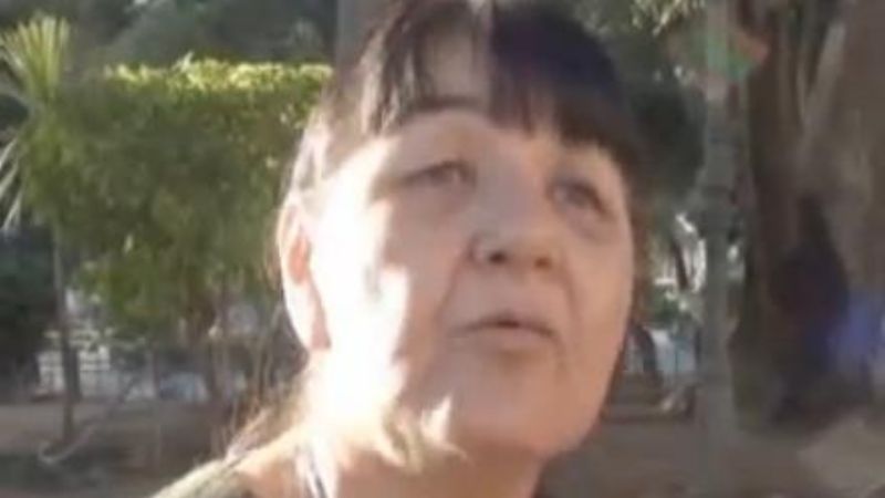 Se encadenó por la fuente laboral de su hijo