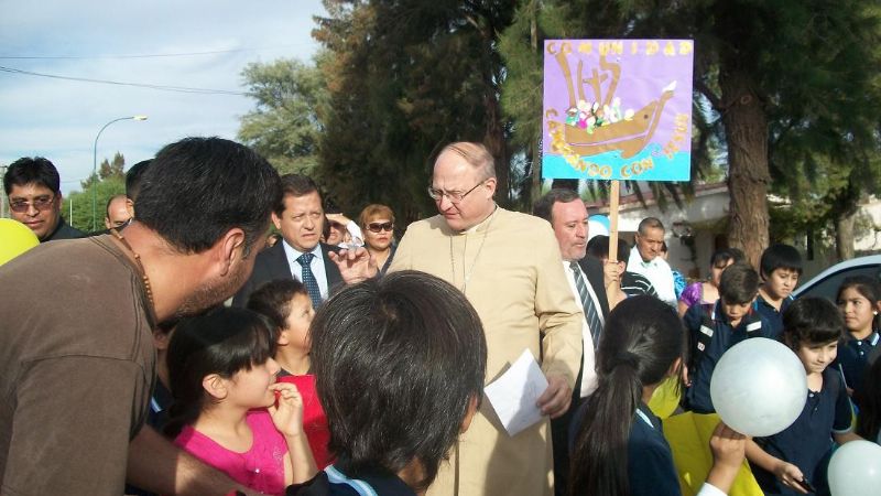 Cálida bienvenida a Urbanc en el inicio de su visita pastoral 