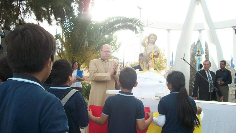 Cálida bienvenida a Urbanc en el inicio de su visita pastoral 