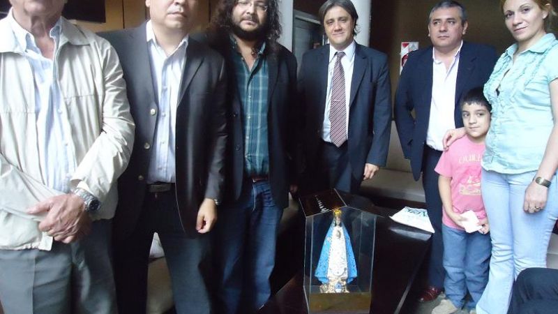 Concejales entregaron la imagen de la Virgen del Valle a Ramón Díaz