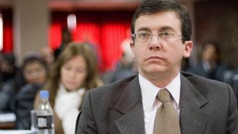 Diputado se cortó los dedos