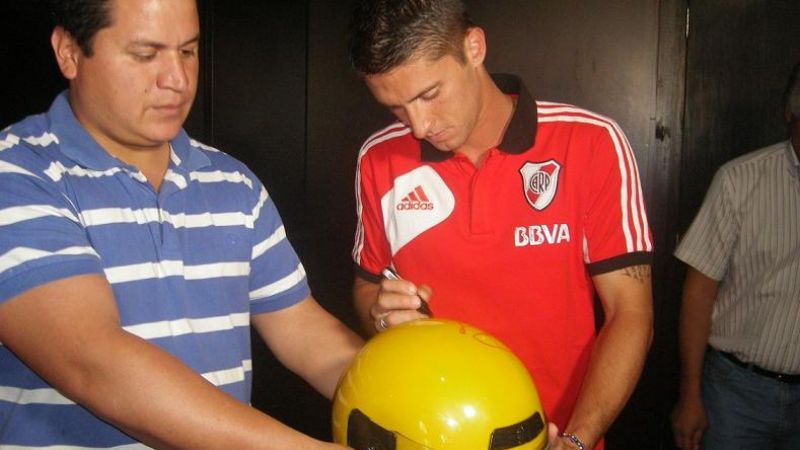 Jugadores de River firmaron cascos