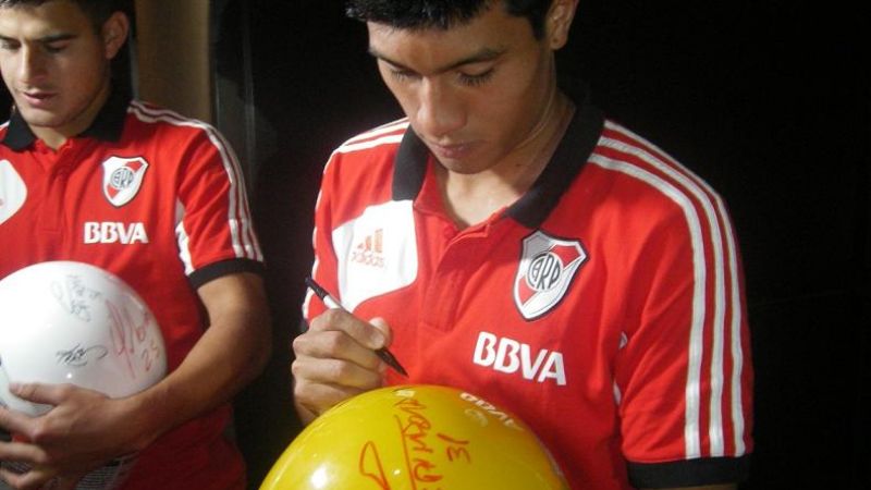 Jugadores de River firmaron cascos