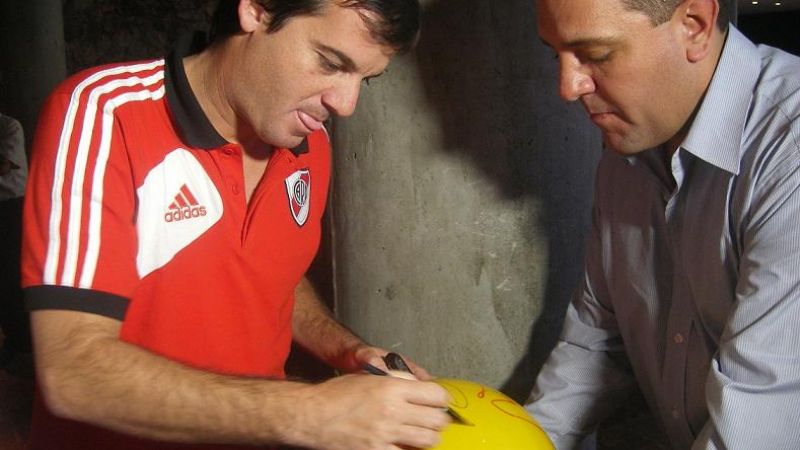 Jugadores de River firmaron cascos