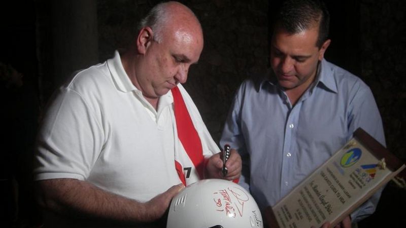 Jugadores de River firmaron cascos