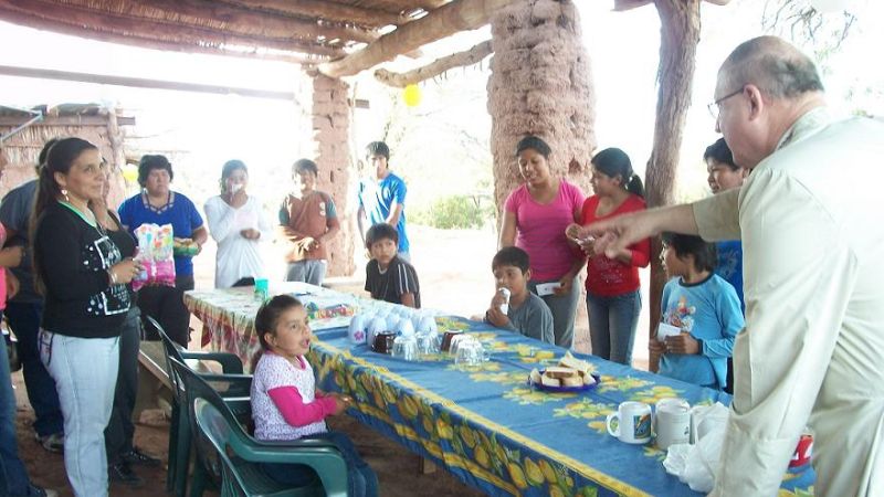 Los pobladores de La Puntilla y Banda de Lucero recibieron al Obispo