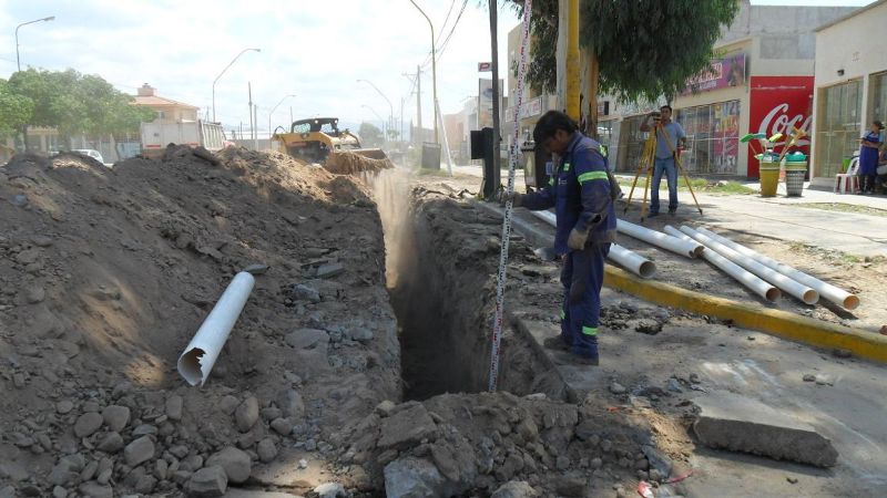 Intensos trabajos en las redes de agua potable y saneamiento