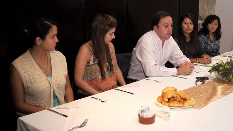 Mera entregó becas a los mejores promedios