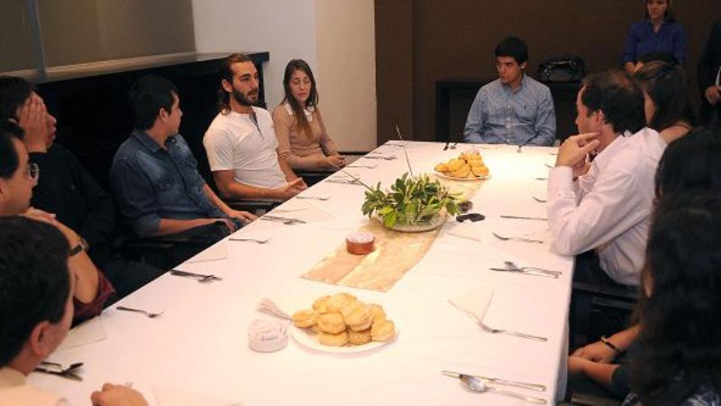 Mera entregó becas a los mejores promedios