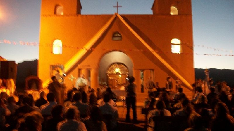 El Obispo recorrió los antiguos templos del siglo XVIII