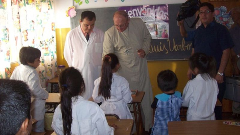 El Obispo recorrió los antiguos templos del siglo XVIII