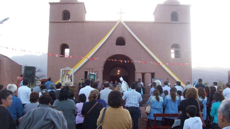 El Obispo recorrió los antiguos templos del siglo XVIII