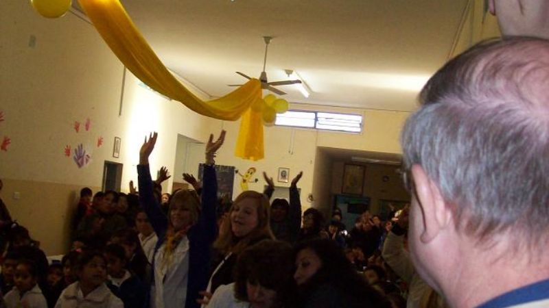 Urbanc visitó escuela de frontera y celebró la misa en el cementerio