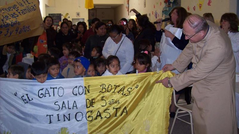 Urbanc visitó escuela de frontera y celebró la misa en el cementerio