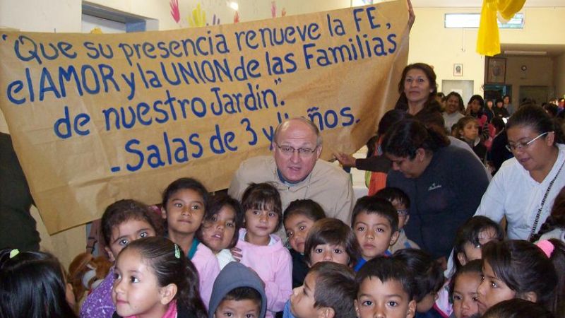Urbanc visitó escuela de frontera y celebró la misa en el cementerio