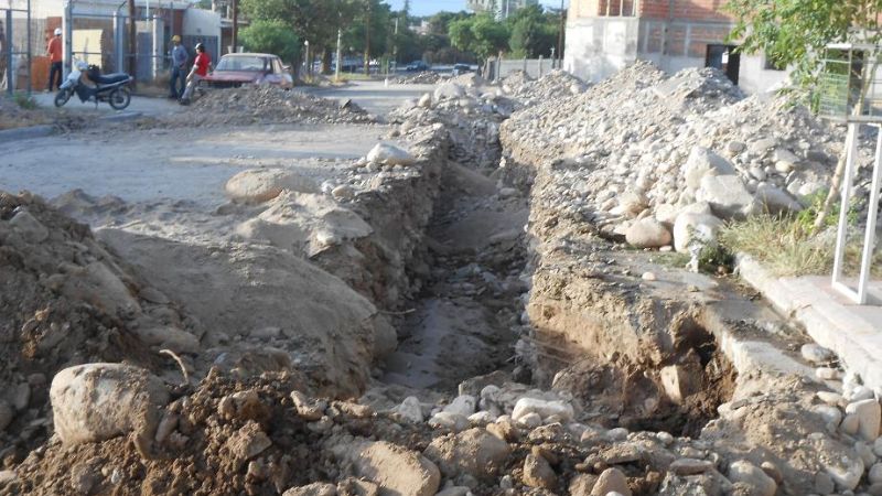 Paralizan transitoriamente a obra de cloacas