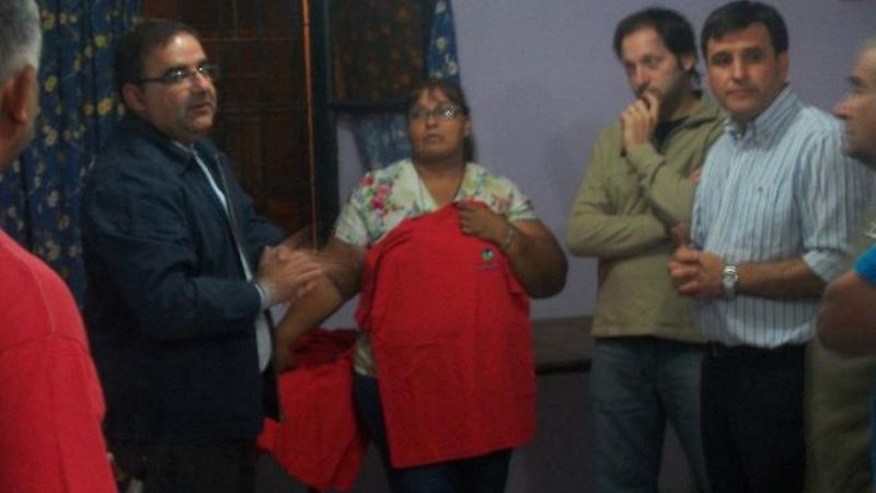 Jóvenes del programa "Uniendo Canchitas" recibieron camisetas