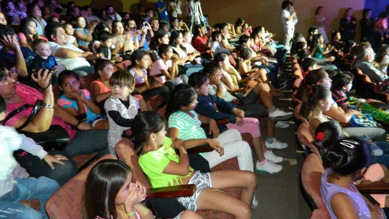 Cientos de niños coparon el Teatro Girardi
