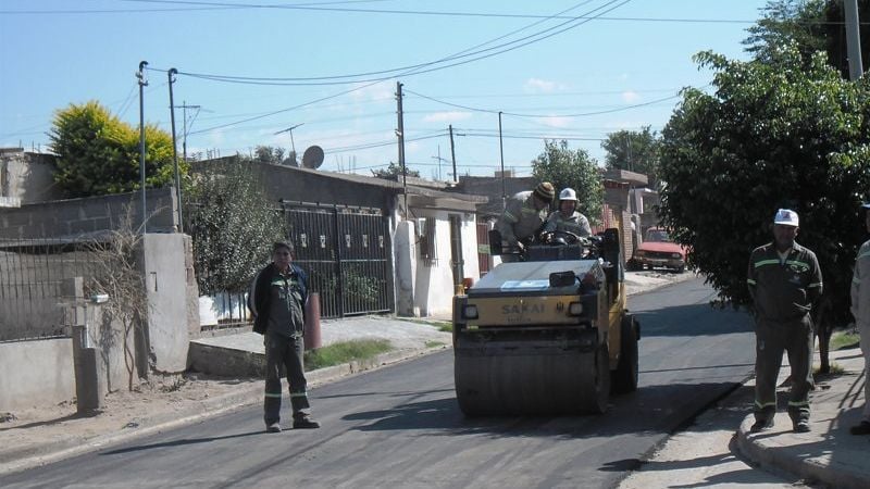 Pavimentan calles del Oeste de la ciudad