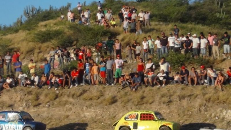 Los pisteros de autos y motos en el “Campanas”