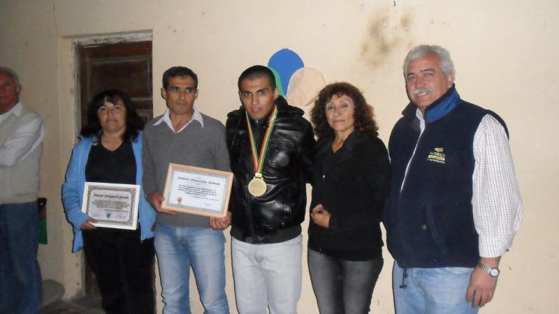 Ganador de la Medalla de Oro en los JUDEJUT fue homenajeado en su pueblo