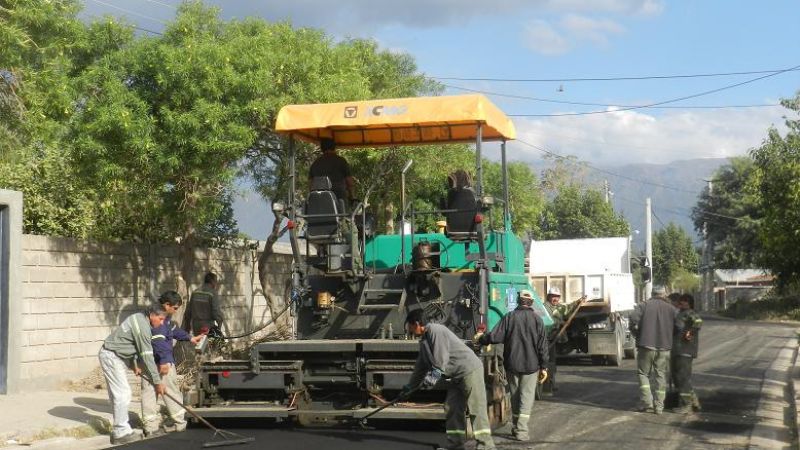 Comenzó la pavimentación en barrio Los Olivares