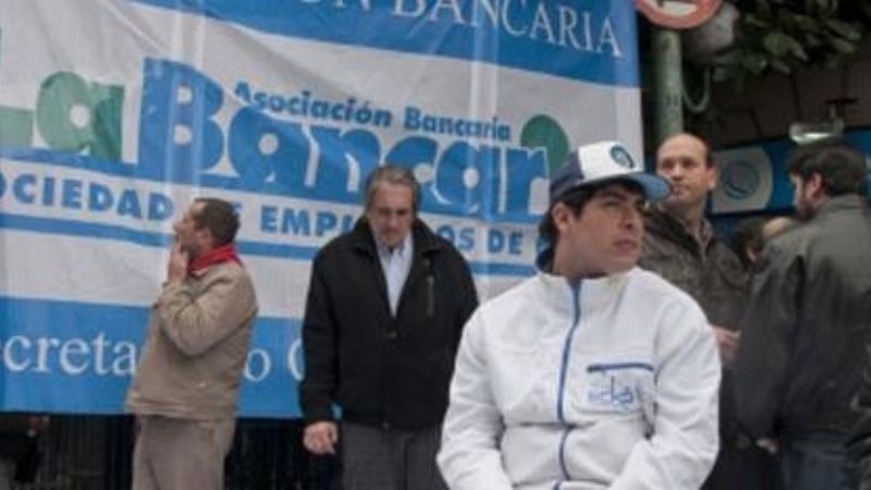 Bancarios cierran aumento de 24%, y mañana será todo normal