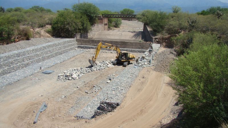 Avance de obras de limpieza de cauces y construcción de defensas