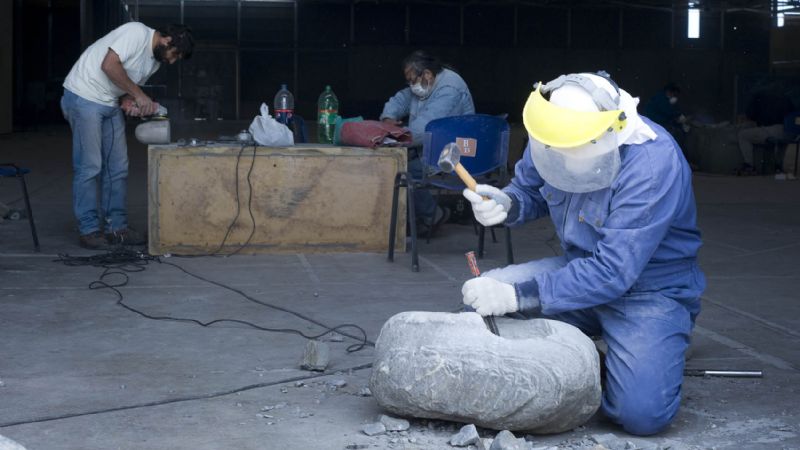 Artesanos avanzan en el taller de tallado en piedra