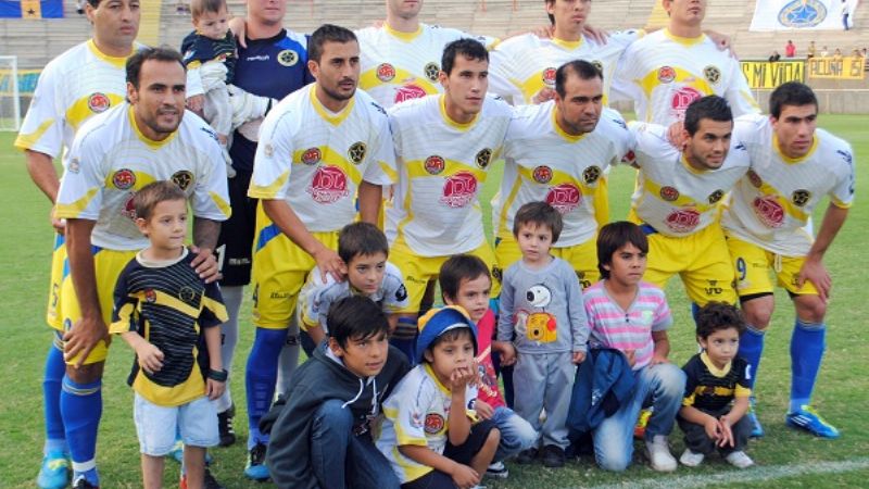 Policial con el “9” por el pase al triangular del 4to. ascenso