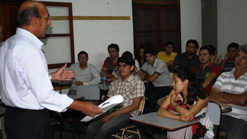Reunión entre estudiantes de Ingeniería de Minas y el decano de la Facultad de Tecnología 