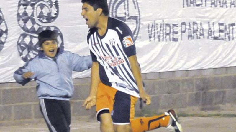 El “Profe” aplazó el sueño del “Santo” de la Alem