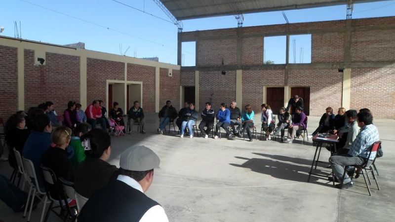 Natalia Soria con vecinos de Santa Rosa