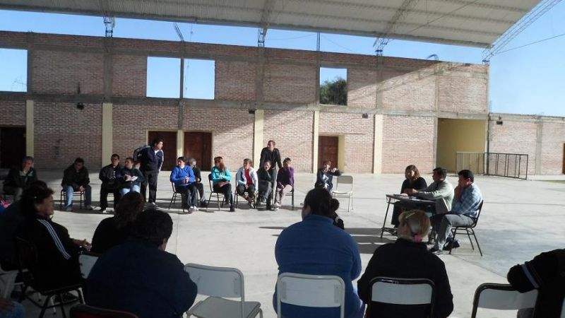 Natalia Soria con vecinos de Santa Rosa