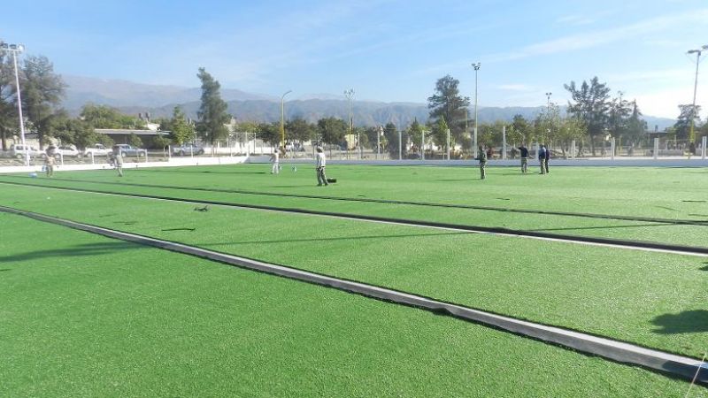 El césped sintético de la cancha de Hockey está casi terminado