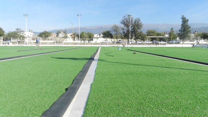 El césped sintético de la cancha de Hockey está casi terminado