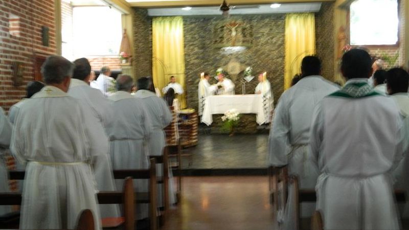 Misa por el clero local en el Monasterio de las Monjas Dominicas