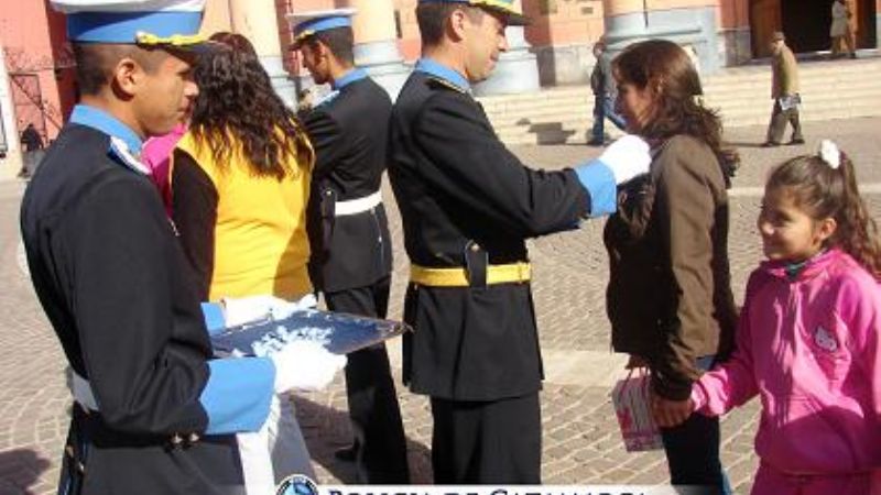 Alumnos Cadetes repartieron escarapelas en el centro