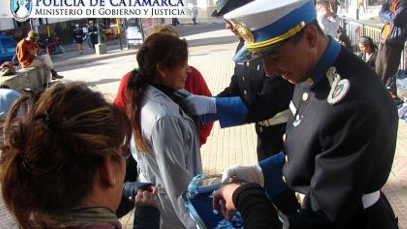 Alumnos Cadetes repartieron escarapelas en el centro