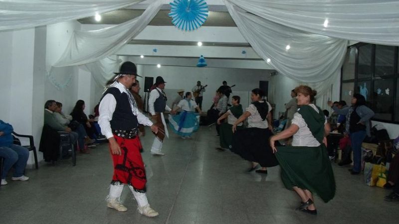 Colorida puesta por la Semana de Mayo en Valle Viejo