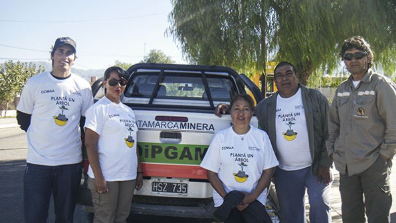 \"Andalgalá Perla Verde\" entregó plantines a escuelas de Pomán