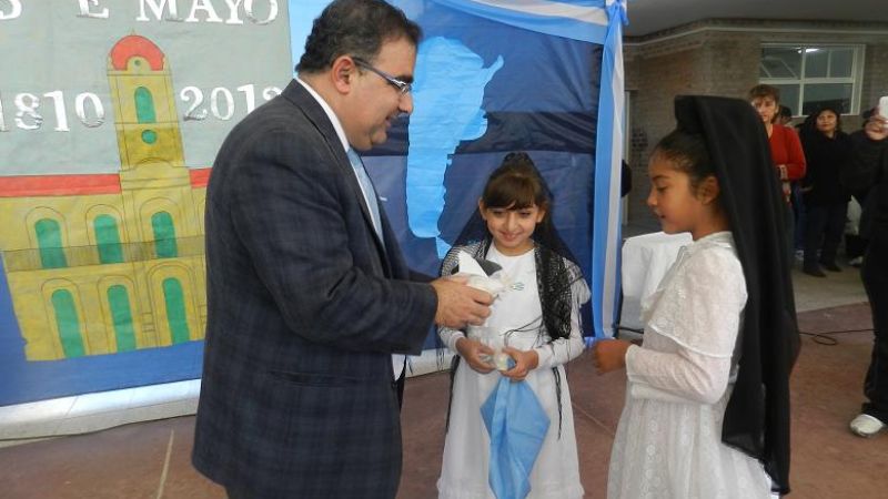 Acto por el 25 de Mayo en escuela Gabriel Levene 