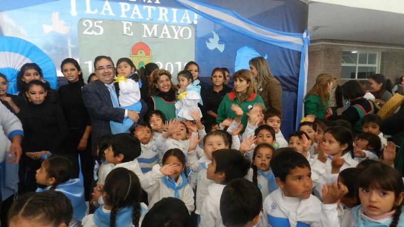 Acto por el 25 de Mayo en escuela Gabriel Levene 