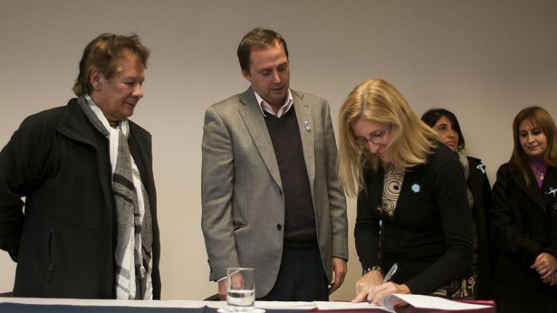 Junto a Víctor Heredia, Mera firmó convenios con escuelas de arte