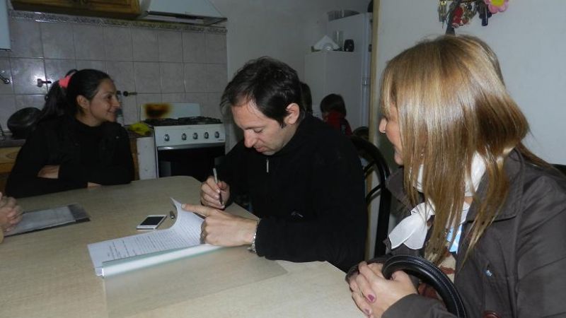 Firma de convenio entre el municipio y vecinos de “Los Algarrobos”