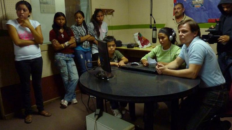 Jóvenes del barrio Santa Marta afianzan sus conocimientos de radio